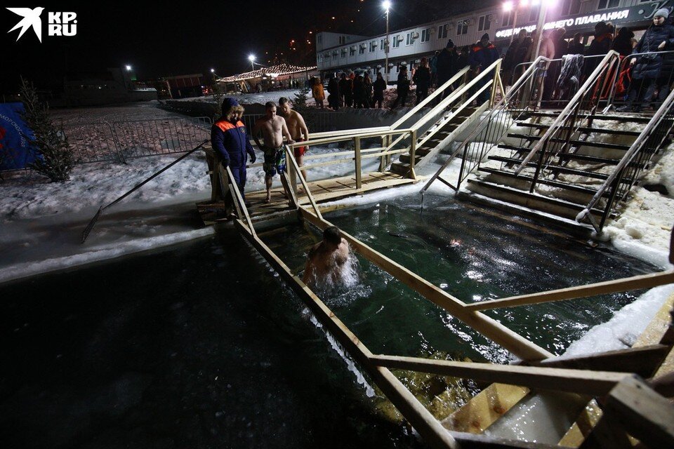     Купели готовят и оборудуют, чтобы людям было удобно заходить в воду и выходить из нее. Вадим ПОПОВ