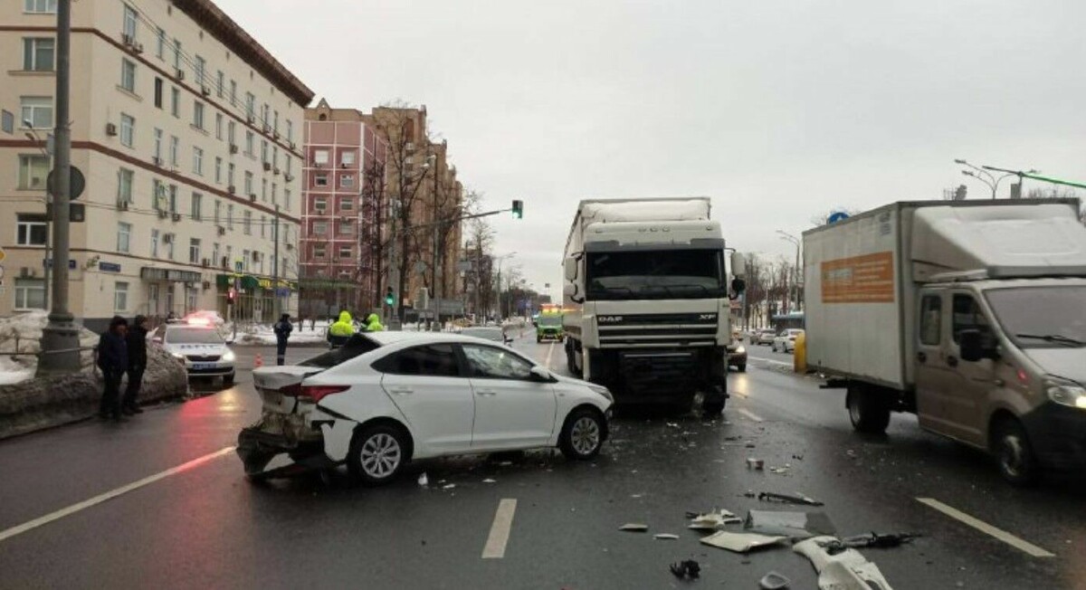     В Москве на шоссе Энтузиастов у дома №64 произошло ДТП с фурой и легковушкой (ВИДЕО). В результате инцидента движение в сторону области затруднено. Водитель и пассажир легкового автомобиля госпитализированы.