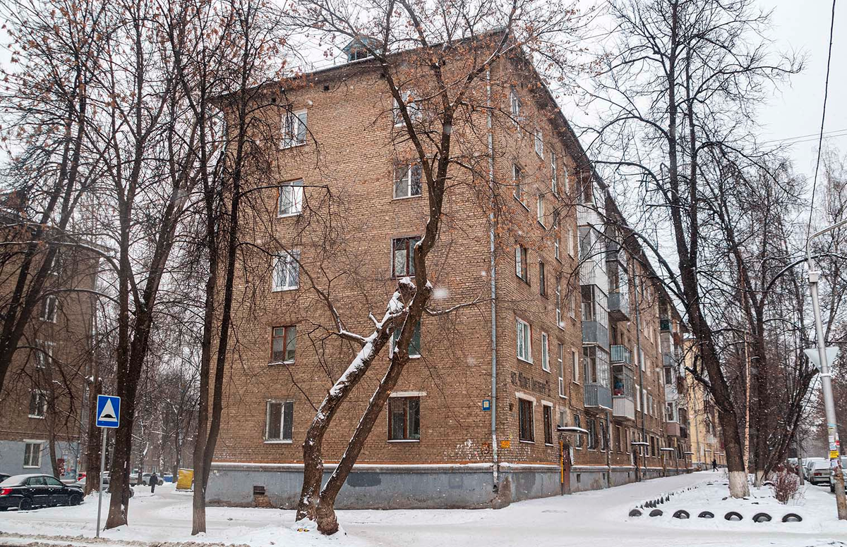 1-447-5 в Уфе (дом № 8/15 на углу улиц 40 лет Октября и Гончарова). 
Автор фото: Андрей Раздорских. CC-BY-SA
Источник: https://photobuildings.com/photo/199696/
