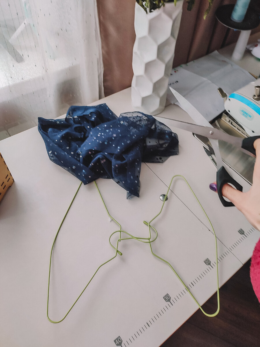 За основу взяла детские вешалки, которые легко можно согнуть и придать им любую форму(моя ошибка, я сделала форму больше похоже на БАНТ, но поняла это лишь в конце, но все равно получилось красиво😁)