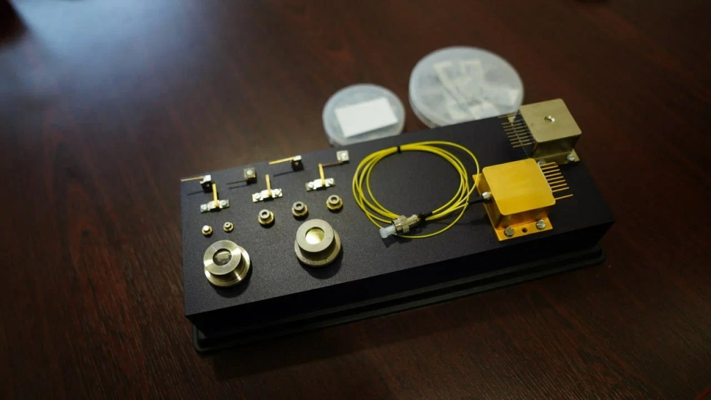 На фото: образцы компонентной базы для лазеров