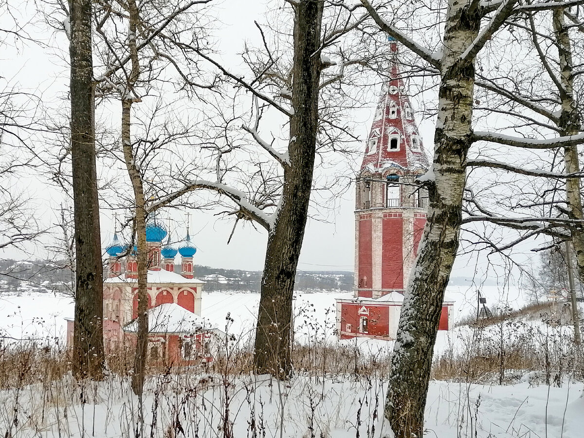 Пятикупольная церковь Казанской иконы Божией матери (ниже, у берега Волги) и церковь Преображения Господня (1758)