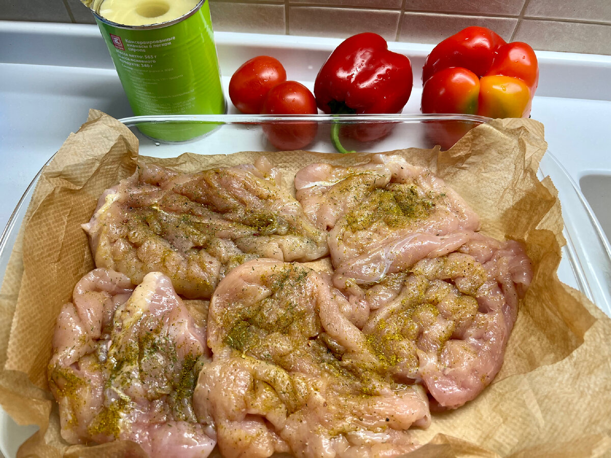 Отбивные укладываю на противень , на пергамент или на фольгу. Фото автора. 