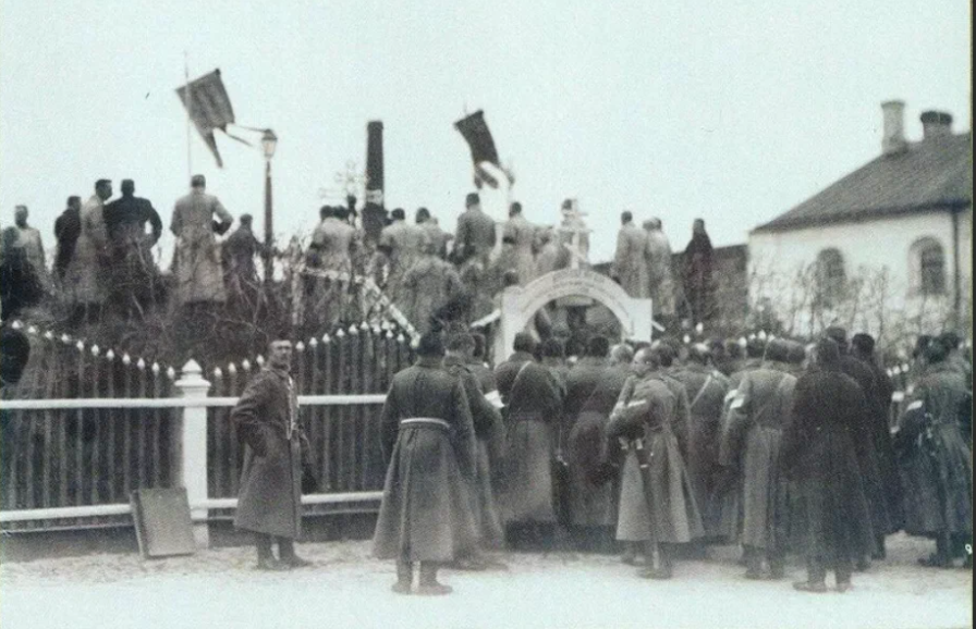 На могиле погибших солдат при взятии Шлиссельбургской крепости