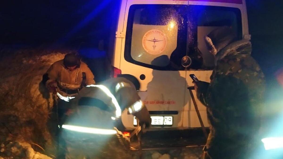    Спасатели откапывают машину:ДЧС Карагандинской области