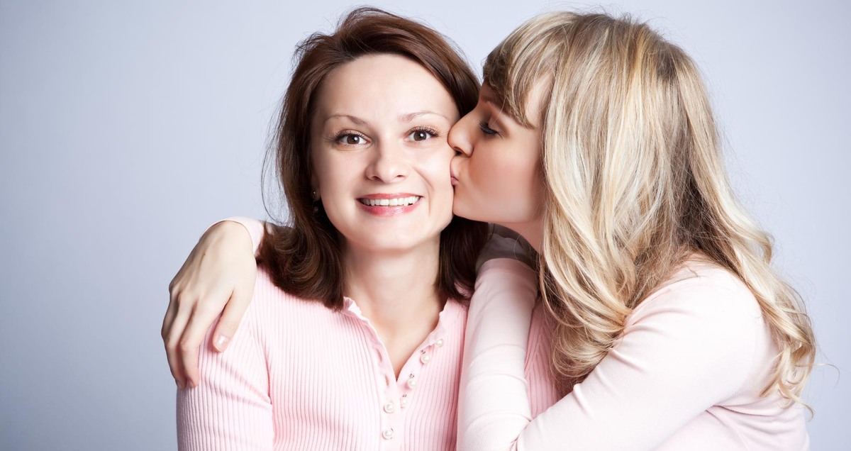 Mom + дочь. Мать и дочка в лесу разг+впаривают. Счастливая мама с ребенком. Мама и дочь помирились. Мама с дочкой обслуживают.