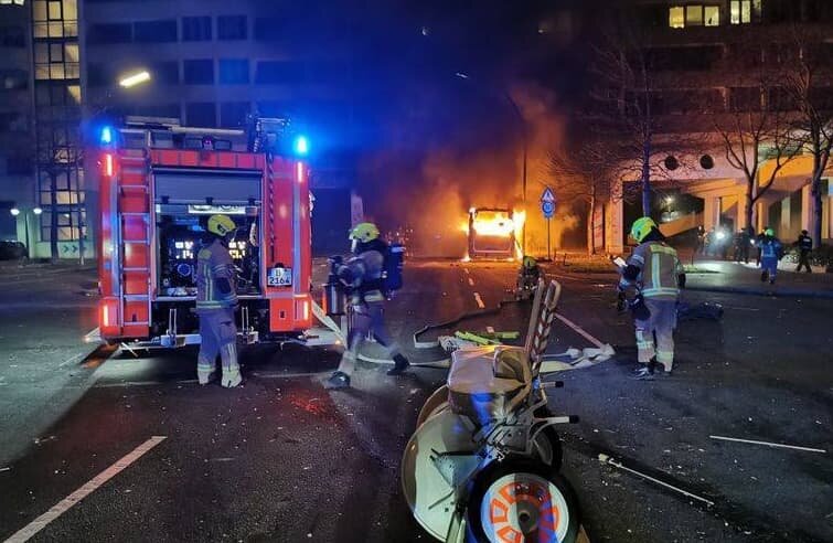 Новогодняя ночь практически в любом городе мира отличается от обычной празднествами, поздравлениями и фейерверками, но мигранты в Германии решили погулять на всю катушку.-2