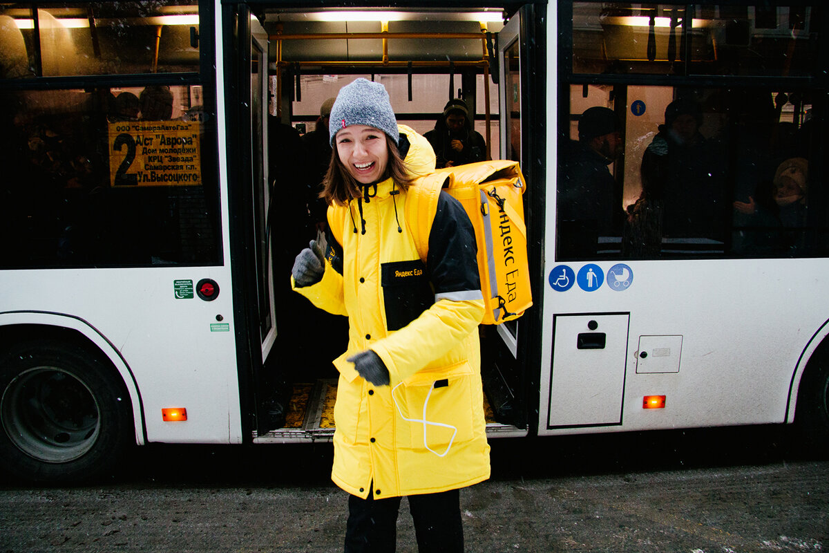 Фото: https://foto-ram.ru/яндекс-доставка-курьерская-фото/