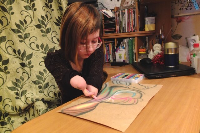    Сейчас Алле 15 лет, и она продолжает рисовать. Фото:  АиФ/ Татьяна Гейнрих