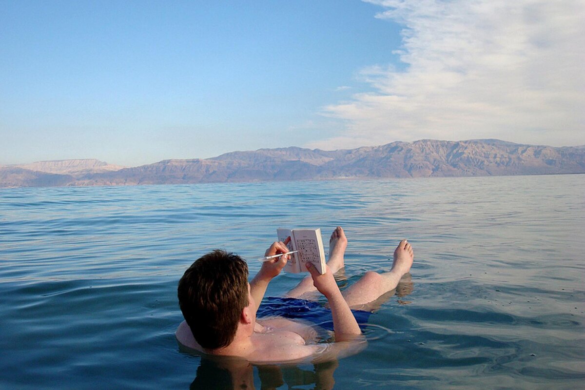 Искупаться. Мертвое море и люди. Мертвое озеро Израиль. Жоржи Амаду. Мертвое море. Мертвое море (Dead Sea).