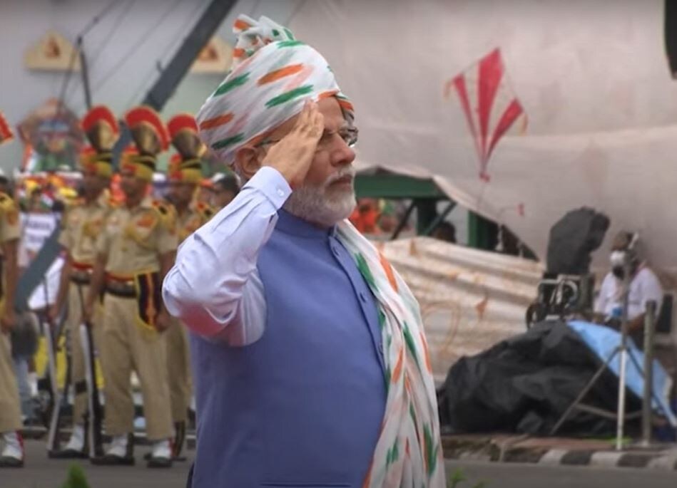 Нарендра Моди - кумир индуистских народных масс. Ему выпала честь вытащить страну из многовековой нищеты. Изображение - скриншот из новостного выпуска