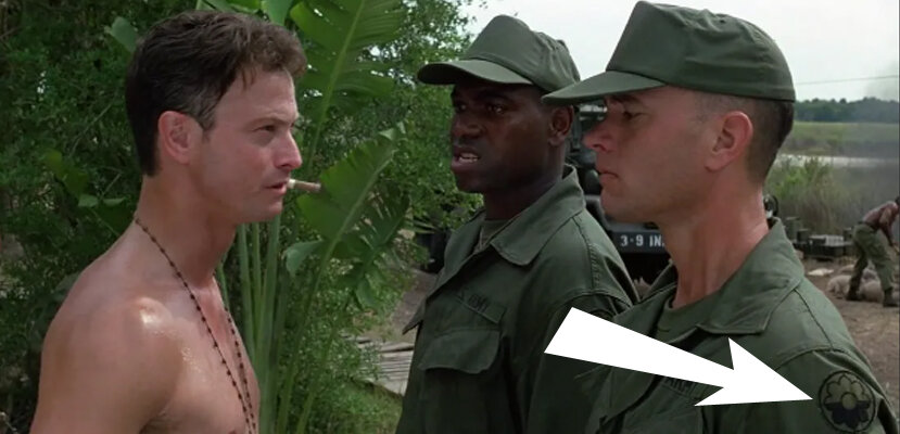 Форрест Гамп во Вьетнаме (справа).  Кадр из фильма. На плече виден знак дивизии.
