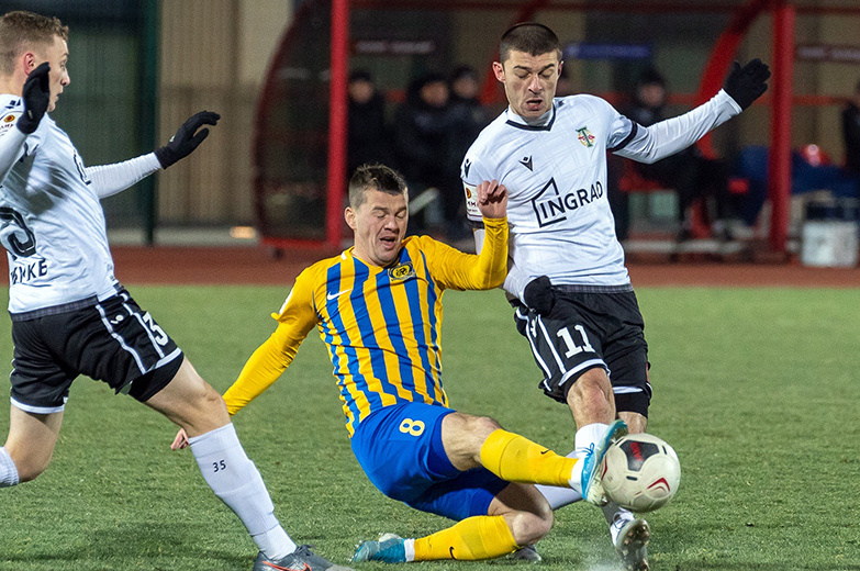 «Торпедо» - «Луч» (Владивосток) – 0:2. Слева направо: торпедовец Евгений Татаринов, дальневосточник Александр Макаренко и торпедовец Константин Кертанов.