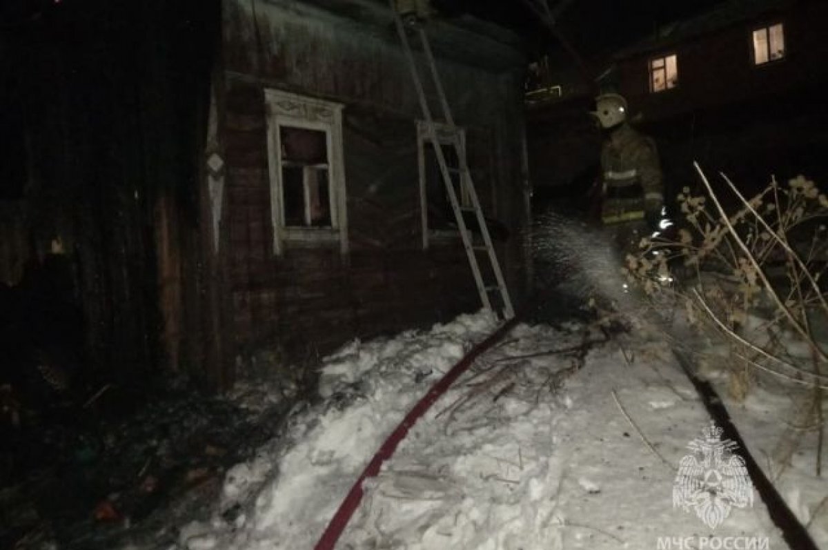    Три ребенка погибли во время пожара в частном доме в Свердловской области