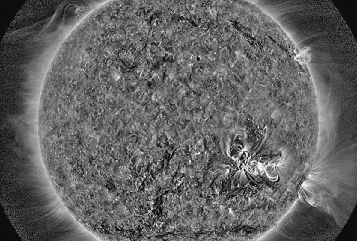    Струи отчетливо видны по всей окружности Солнца на снимка. NASA