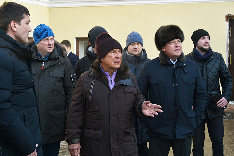    Десант чиновников накануне совершил объезд по объектам культурного наследия в центре Казани. Компанию президенту Татарстана Рустаму Минниханову составили мэр столицы Ильсур Метшин, глава минстроя РТ Марат Айзатуллин, заместитель премьер-министра республики Лейла Фазлеева и другие лица Фото: president.tatarstan.ru