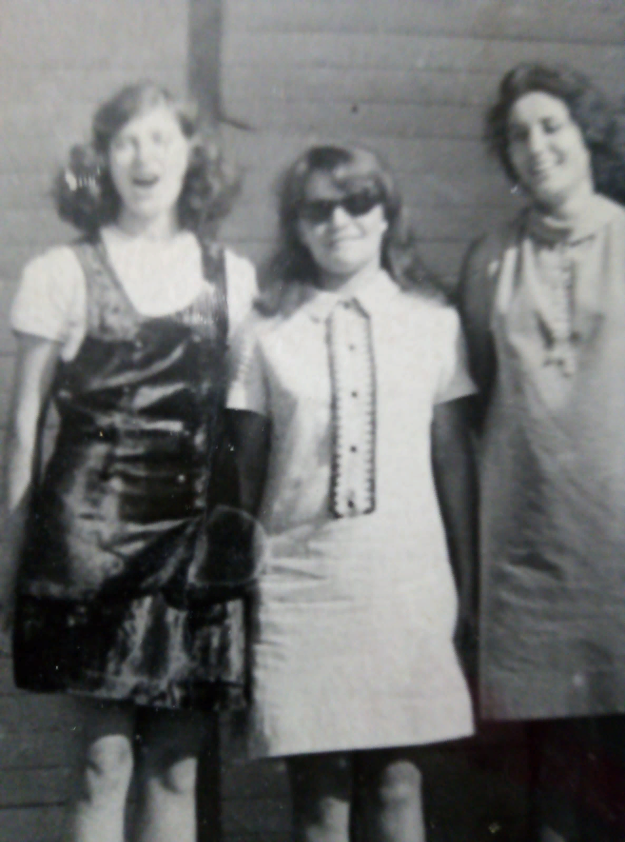 Люба одета в сарафанчик и поёт. Фото той поры