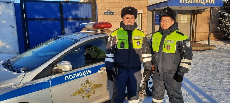     Сотрудники ДПС Дарбек Шукумов и Рустам Куандыков выехали на место  УМВД России по Оренбургской области