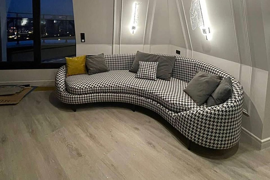 Согласитесь, округлые формы делают любой интерьер более милым и дружелюбным. Диван Luzaro