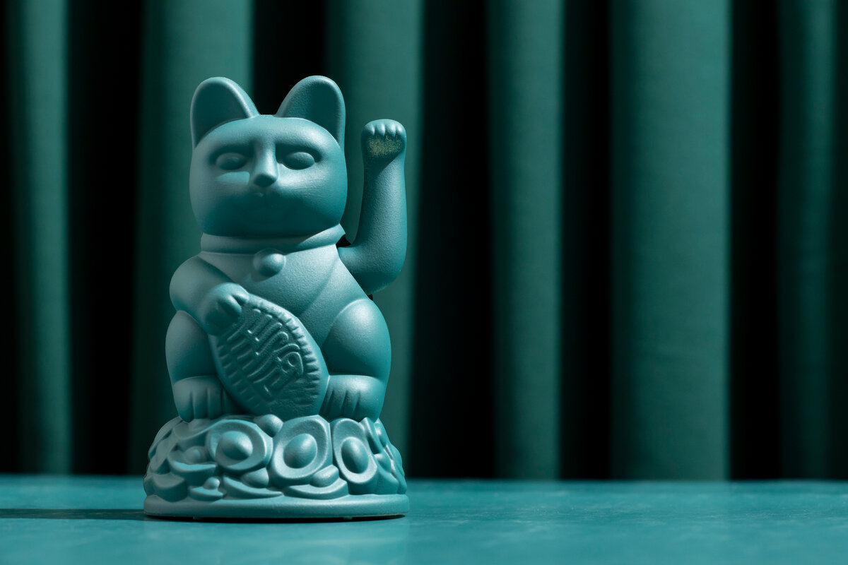 Фигурка кошки на брелке меняется