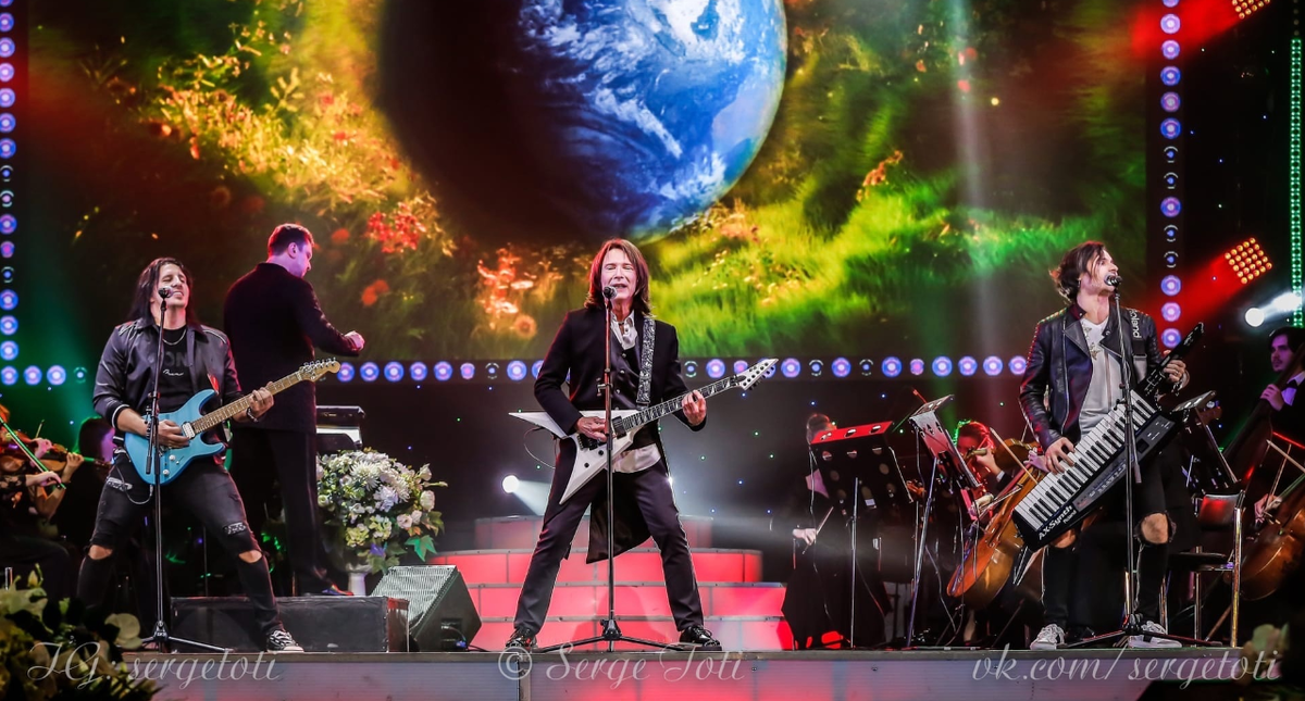 Александр Сенюшин - гитара, Игорь Романов - гитара, "вокал", Никита Балакшин - клавиши