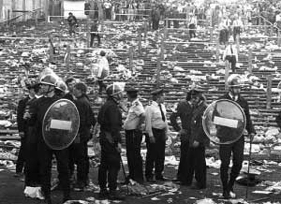 В ночь на 27 апреля 2009 года майор милиции Денис Евсюков вошел в супермаркет «Остров» на Шипиловской улице г. Москвы и открыл стрельбу по посетителям. Трое погибли, шестеро ранены.