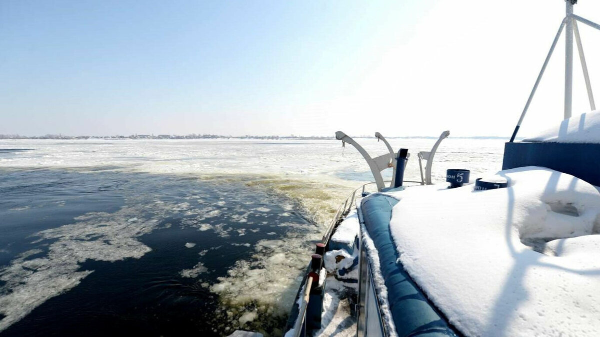 Уровень воды волгоградской области. Зажор воды. Волга Волгоград взрывают ли лед. Понтонные перепоава Волгоград. Лед вода машин.