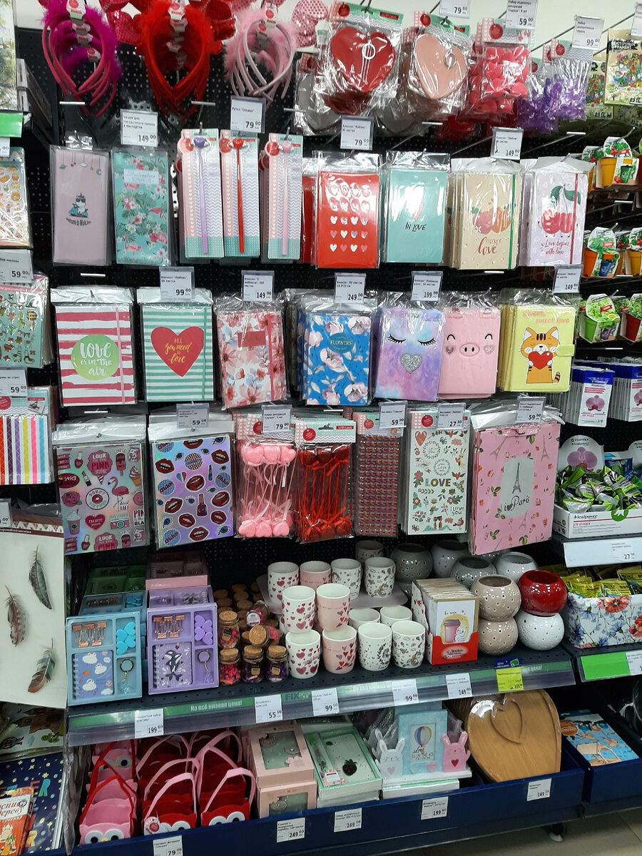 Витрина подарков на День Святого Валентина из Фикс Прайса.