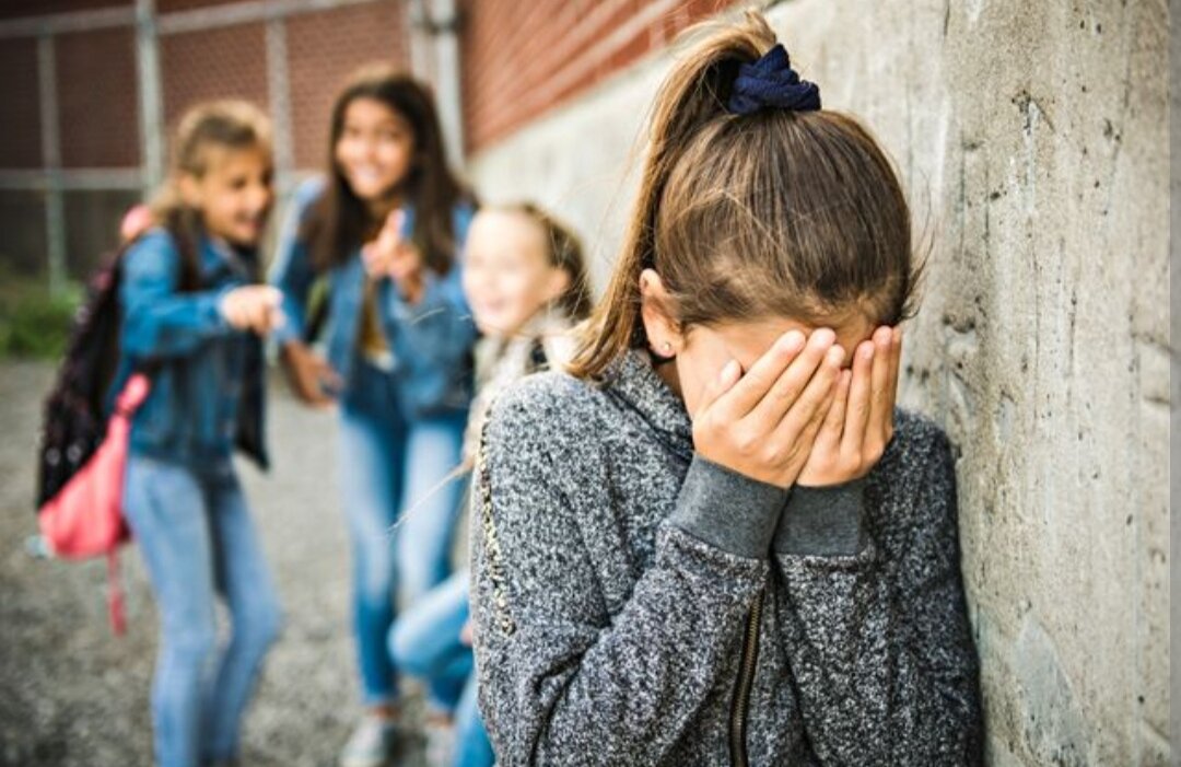 Источник фото: https://aif.ru/health/children/bullying_a_tochnee_travlya_pochemu_stai_podrostkov_eto_opasno