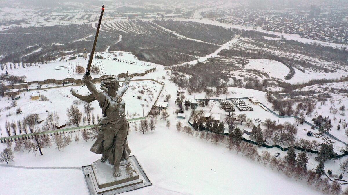    Монумент "Родина-мать зовет!" на Мамаевом кургане во время снегопада в Волгограде© РИА Новости / Кирилл Брага