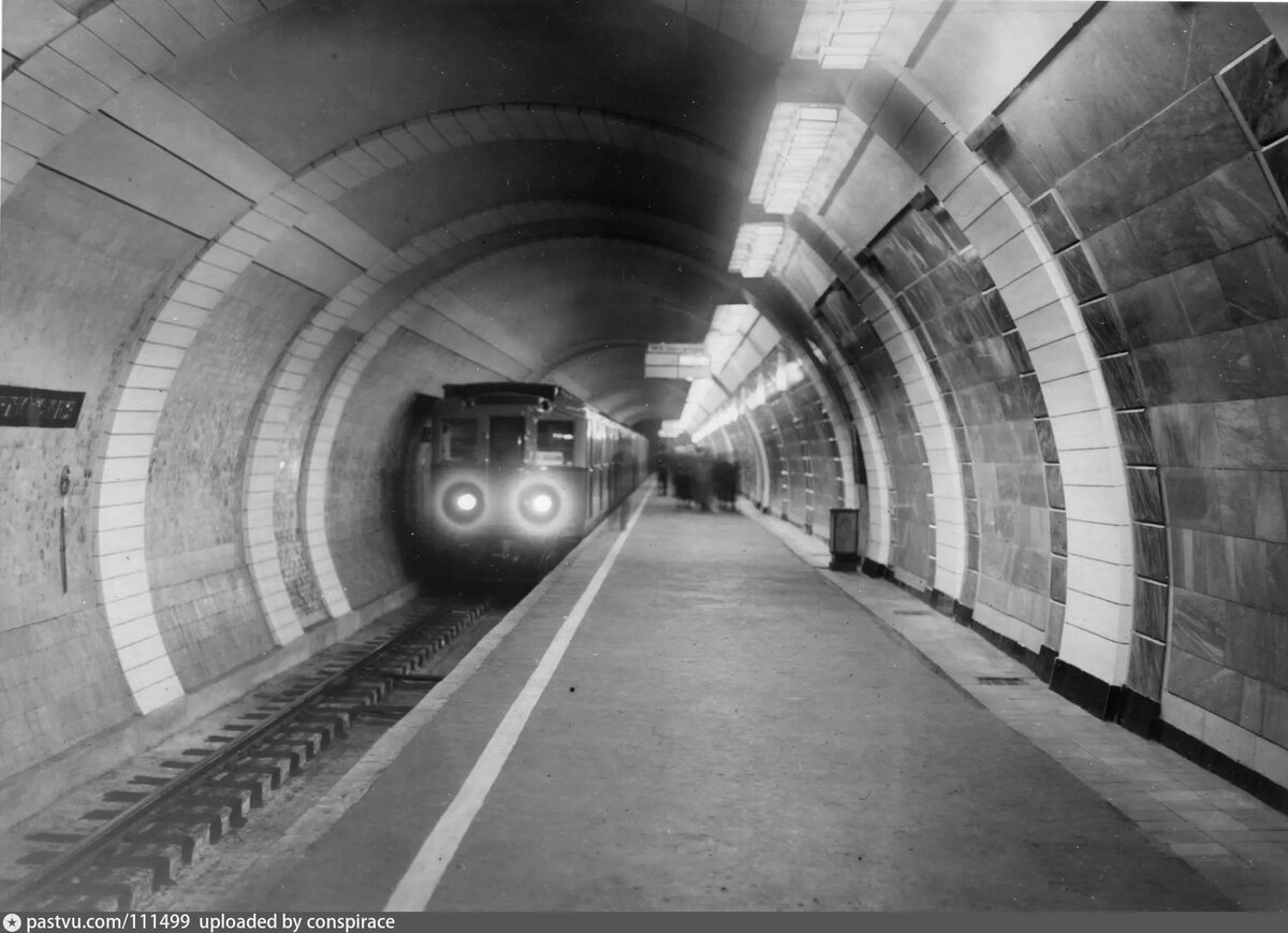 Изначальное оформление станции "Лубянка", 1935. Автор фото: Петрусов, с сайта www.pastvu.com. Освещённость на платформе после открытия можно назвать слабой. Но замысел Н. Ладовского состоял в том, чтобы фонари прибывающего поезда постепенно красиво увеличивали освещённость станции.