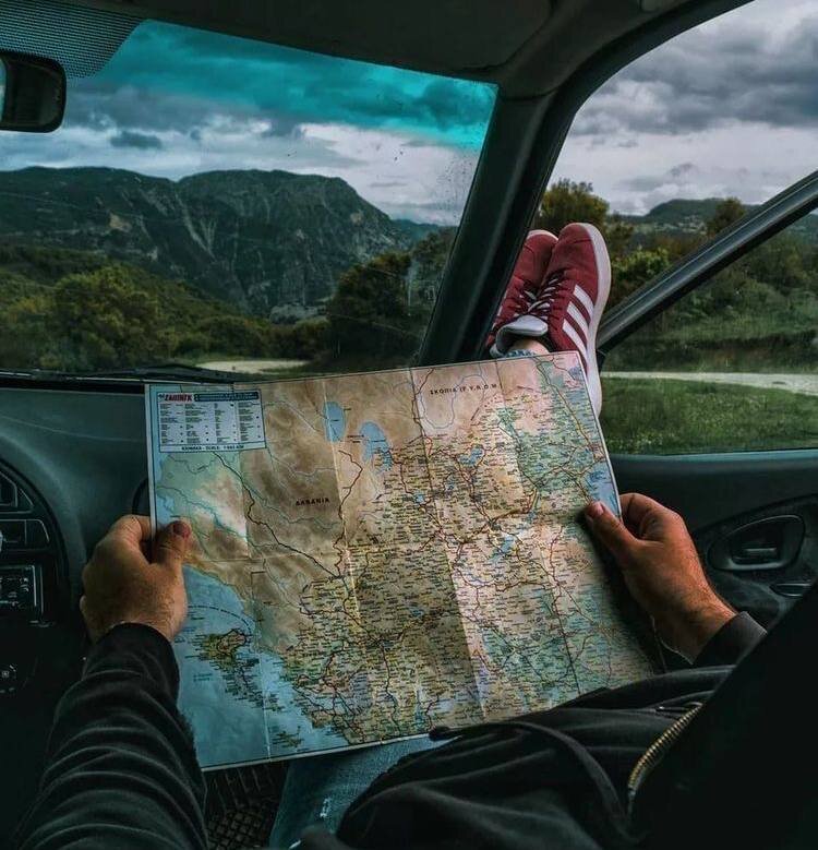 
Один писатель как-то признался:
«Если бы у меня было столько денег, чтобы о них не думать, я бы очень медленно путешествовал по миру.🌍

Приезжал бы в какое-то место, снимал жилье, ходил на рынок, пытался болтать с торговцами, готовил тамошние блюда, листал местные газеты, вперялся в телевизор, болел за городскую футбольную команду. Потом, через несколько месяцев (а может, лет), узнав довольно много о них, уезжал бы в другое место...»🚙                                      - 

- Ничто так не открывает глаза на мир и не расширяет кругозор, как путешествия.🎯