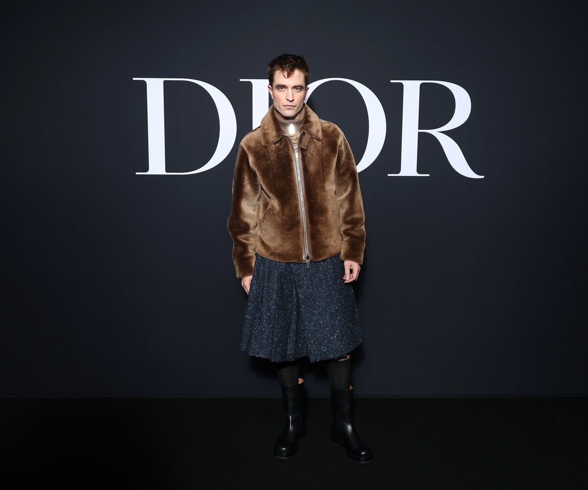     Роберт Паттинсон пришел на показ Dior в юбке и полушубке — образ вызвал горячее обсуждение и шутки