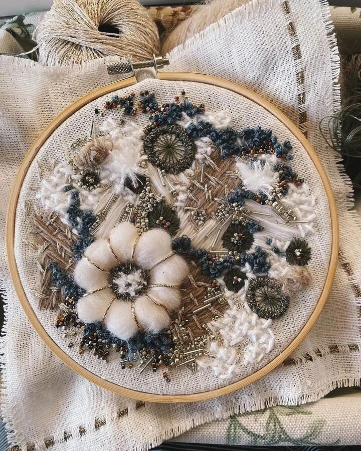 Растительные мотивы могут угадываться в абстракции