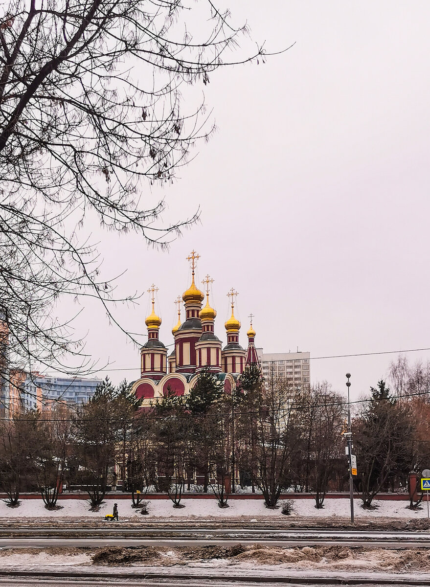 Церковь Архангела Михаила в Тропареве, которая тоже "снималась" в фильме "Ирония судьбы, или С лёгким паром!".