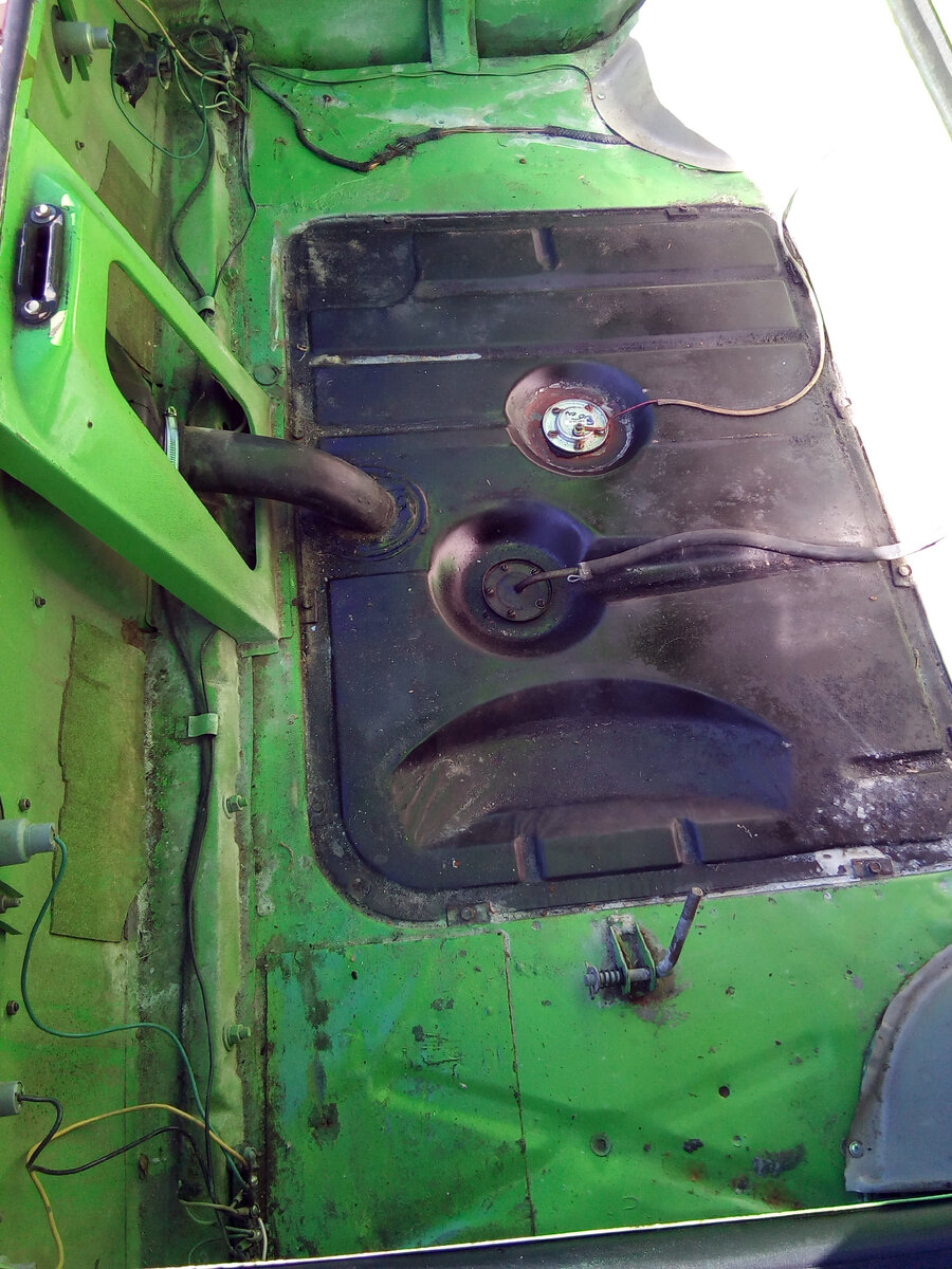 Вид багажника без коврика и части облицовок. По моему не плохо для сорока лет эксплуатации.