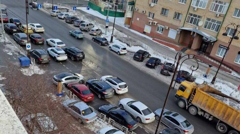     В областной столице 24 января на улице Сакко автомобили ставят в три ряда. Пешеходные тротуары тоже забиты транспортными средствами, сообщают подписчики «Нашего города».