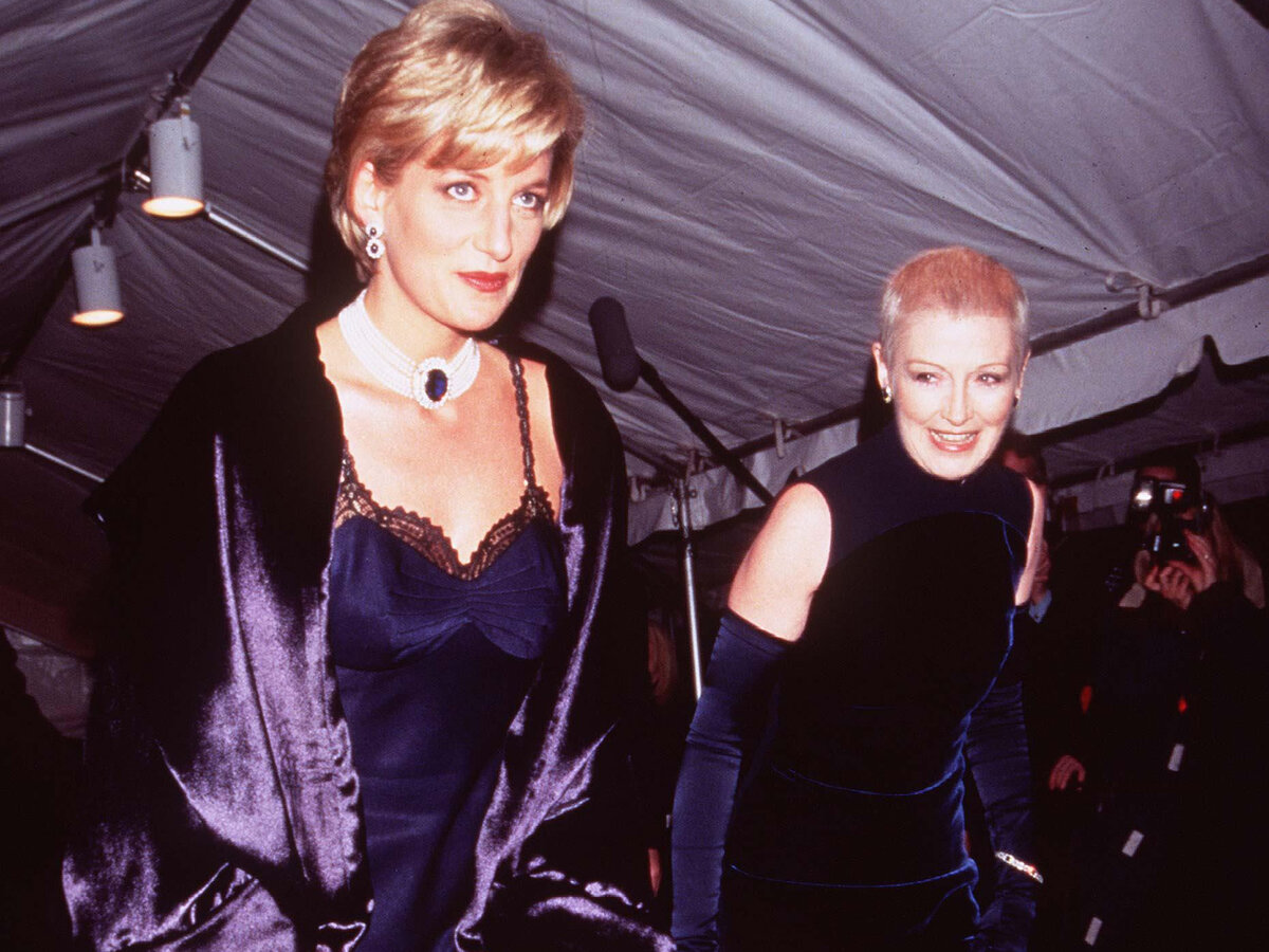    Диана, принцесса Уэльская, в Метрополитен-музее в Нью-Йорке на балу Института костюма, 9 декабря 1996