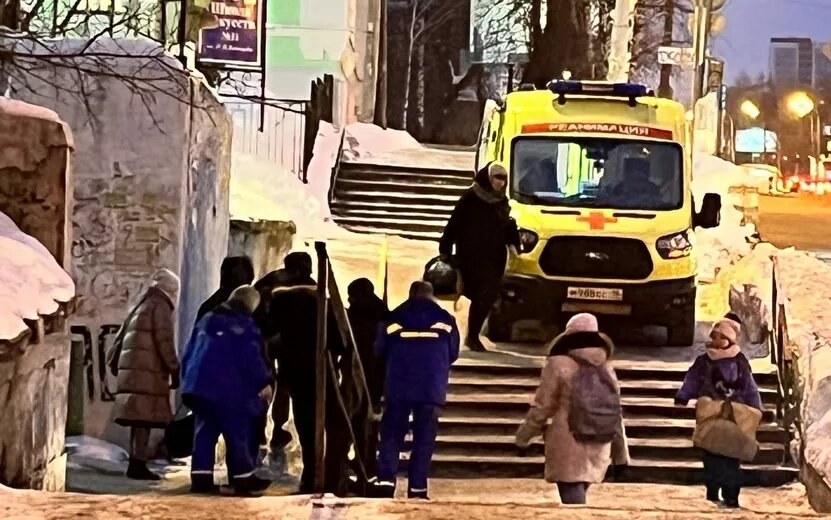    «Каждый день падают люди»: жители Ижевска жалуются на состояние подземного перехода через ул. Кирова