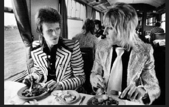 Дэвид Боуи с членом своей команды в вагоне-ресторане советского поезда. Фото из открытого источника в Яндексе.