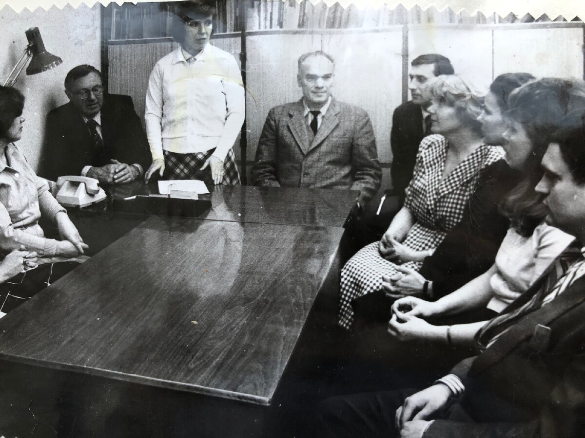 Фото из личного архива автора. 90-ые. Обычное оперативное совещание в юридическом отделе Уралмашзавода. Мама, стоя что-то докладывает. 