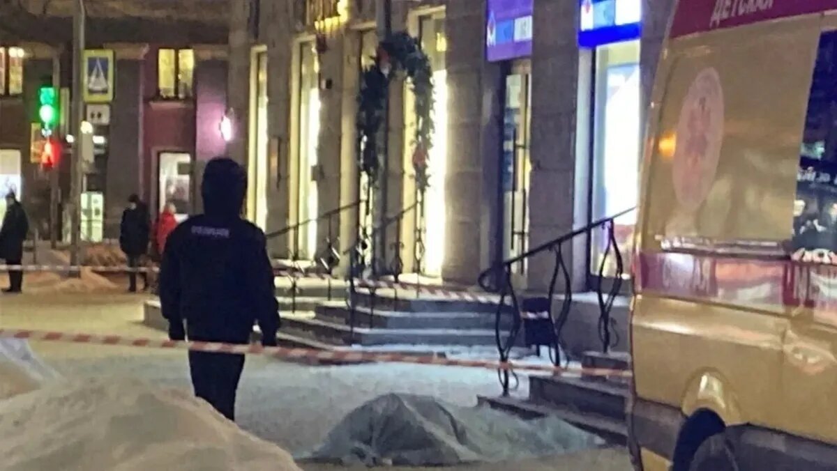 Девушка упала с седьмого этажа. Фото: УМВД по Новосибирской области