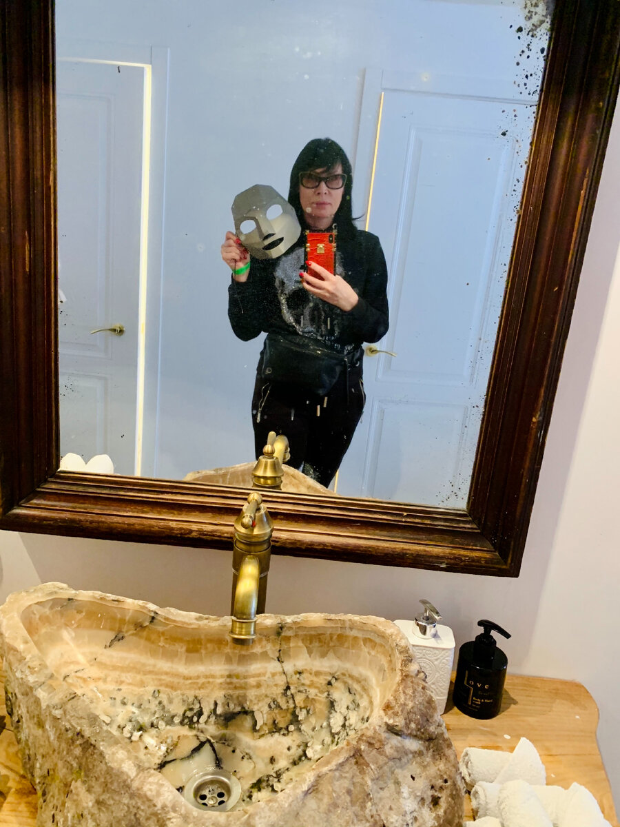 Снять маску и плащ вам разрешат только в конце шоу, когда мы попадаем в последний зал . Это ресторан, где нас ожидает вкусный ужин и общение. 