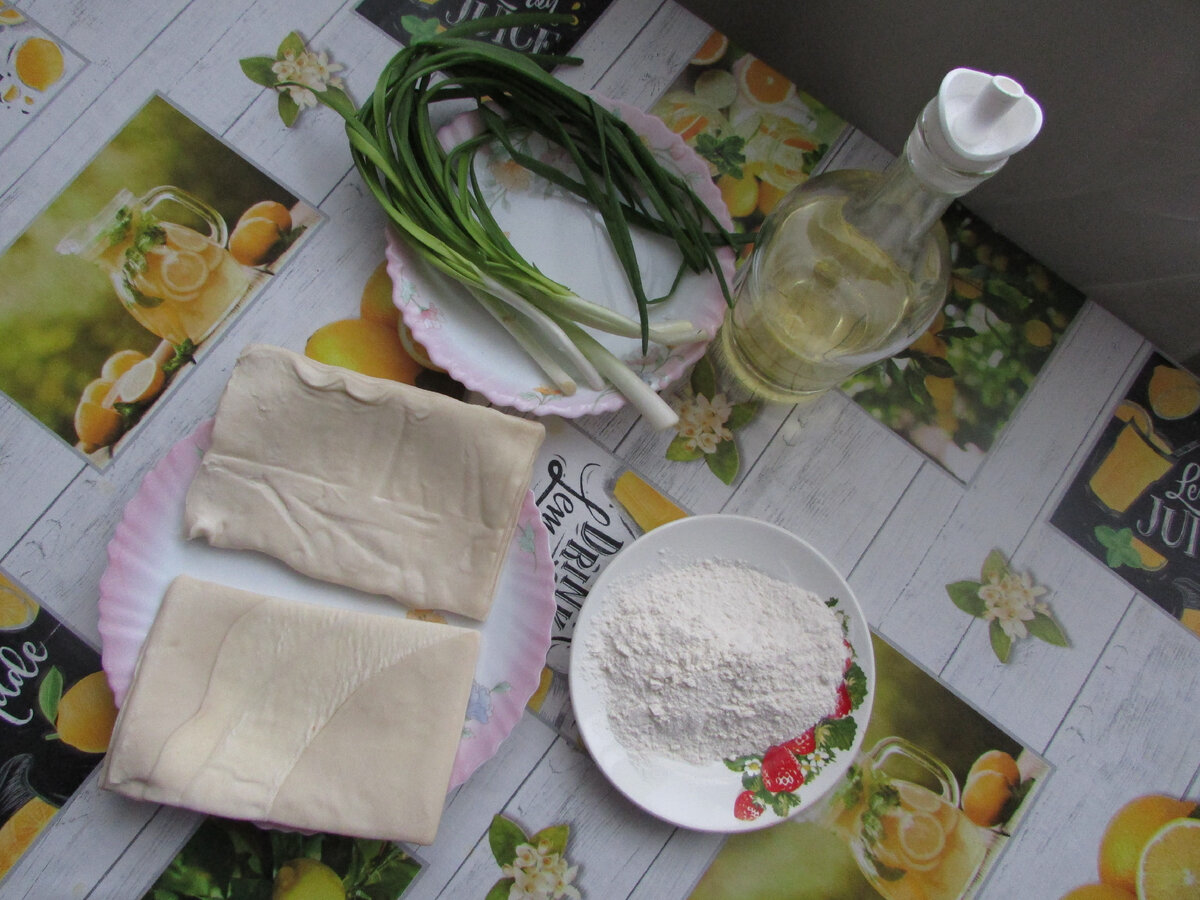 Индигриенты: слоенное тесто - 500 гр.,  зеленый лук (по вкусу), масло растительное, мука