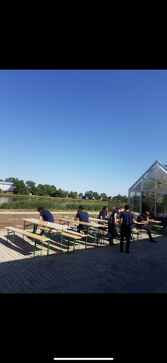 Ферма и уставшие стажеры на перекуре, все как у нас)