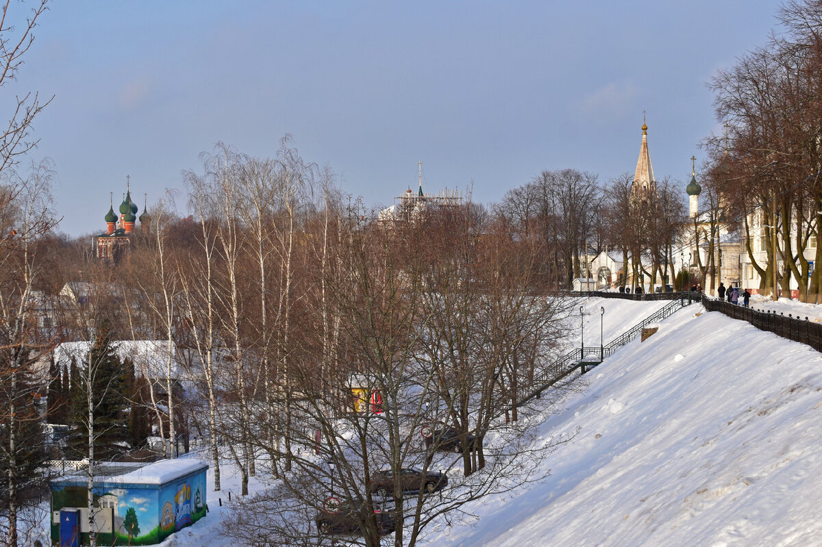 С некоторых точек города можно наблюдать сразу несколько старинных храмов, купола которых возвышаются над линией горизонта!