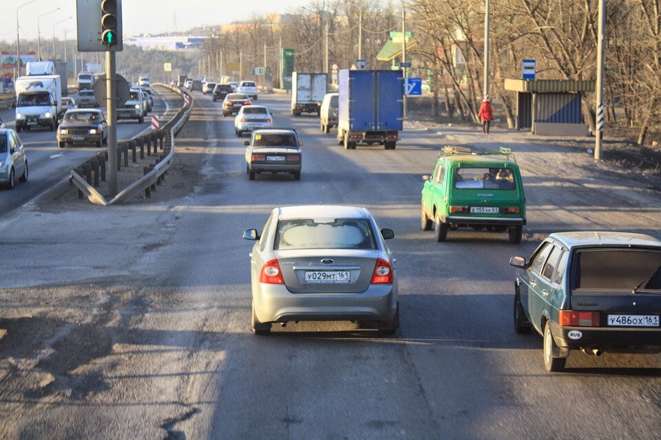 Кроме того, автоматическая коробка переключения скоростей значительно повышает уровень комфорта вождения. Если вы полностью расслабите левую ногу, то сможете не дёргать рычаг КПП каждые пять минут.-2