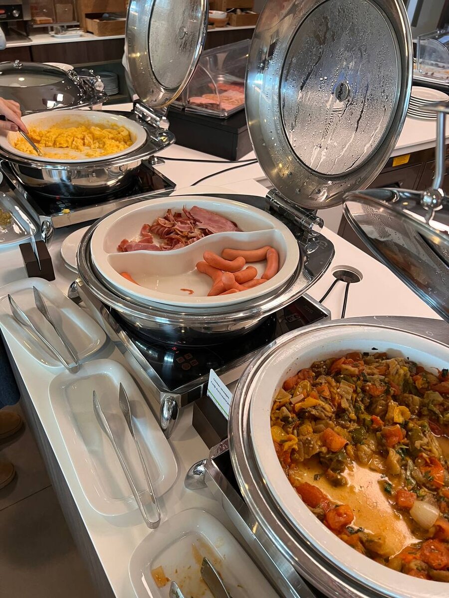 Омлеты, сосиски и тушенные овощи.