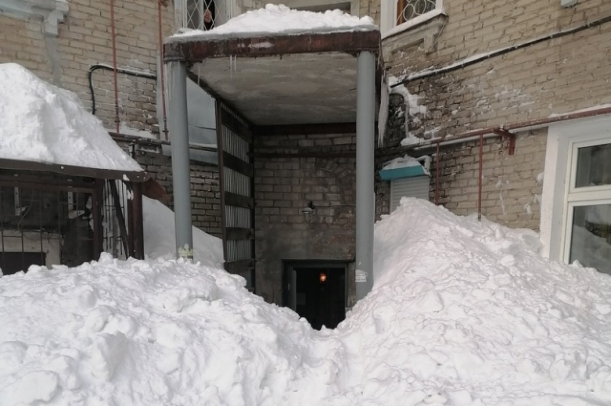    В Прикамье коммунальщики чистили крышу и завалили снегом вход в подъезд
