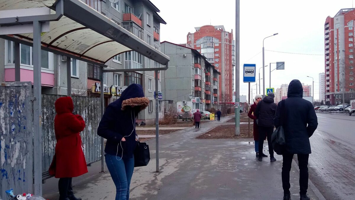     Жители Казани пожаловались на бесполезные остановки, установленные в городе. По словам горожан, те не спасают их от плохих погодных условий во время и без того долгого ожидания общественного транспорта.